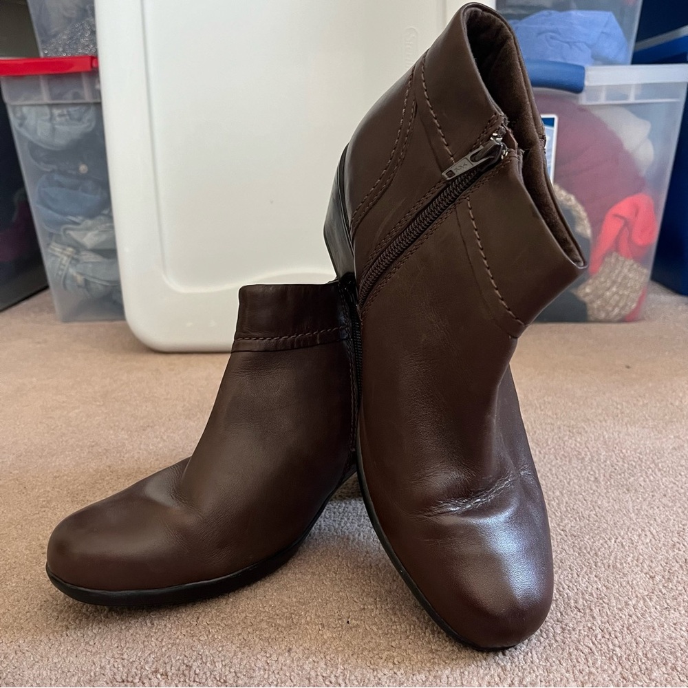 Clarks bendables Zipper Detail Women’s Ankle Boot Size 9 1/2 W
